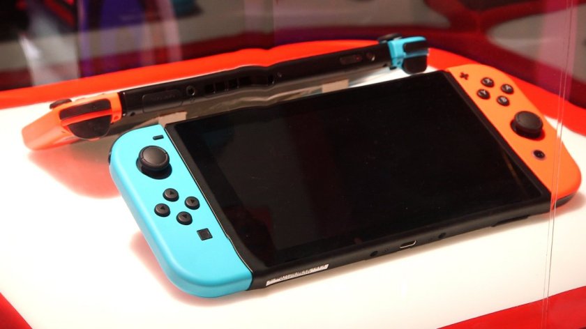 Here's a clearer view of what Switch looks like in that mode. It's a 6.2-inch tablet with controllers (Joy-Con) attached on each flank.